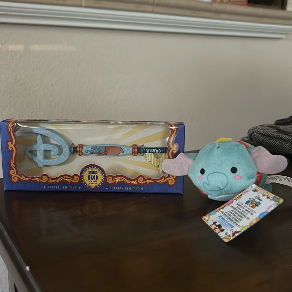 Special Edition-80th Anniversary Dumbo Key and mini Dumbo plush